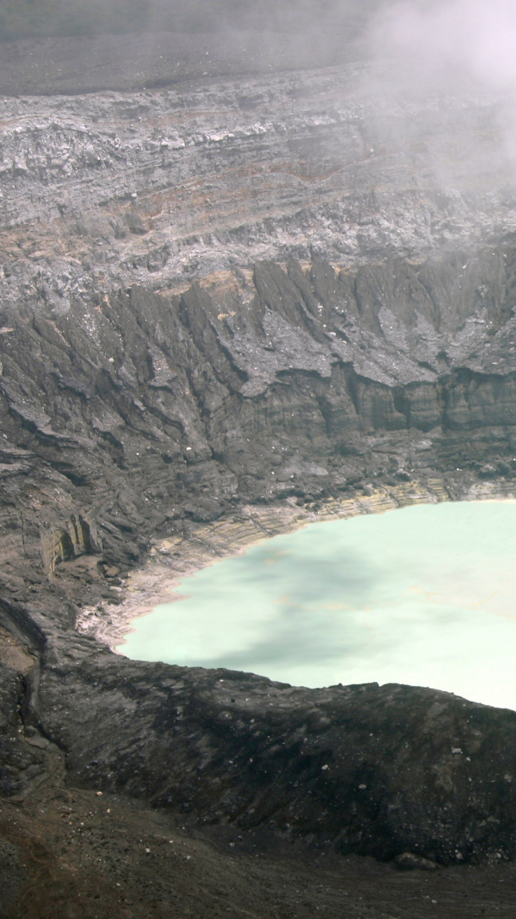 Montaña Negra Con Nubes Blancas. Wallpaper in 750x1334 Resolution