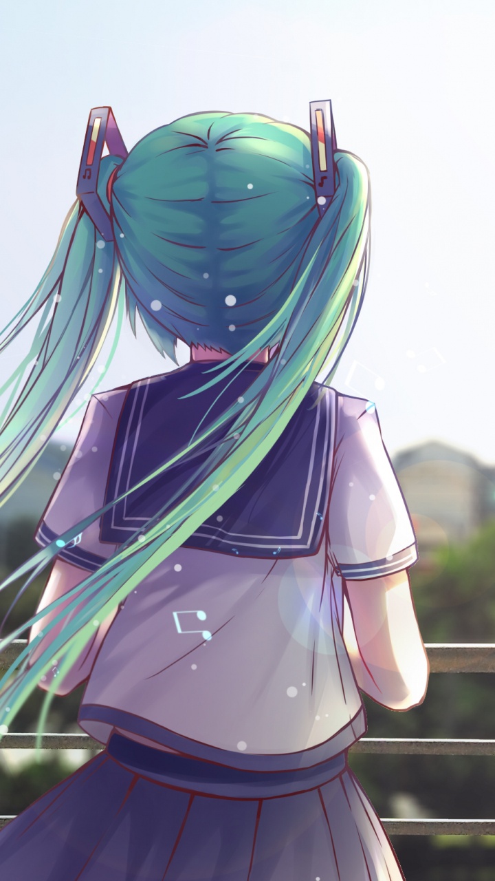 Frau im Lila Kleid Mit Blauem Ballon. Wallpaper in 720x1280 Resolution