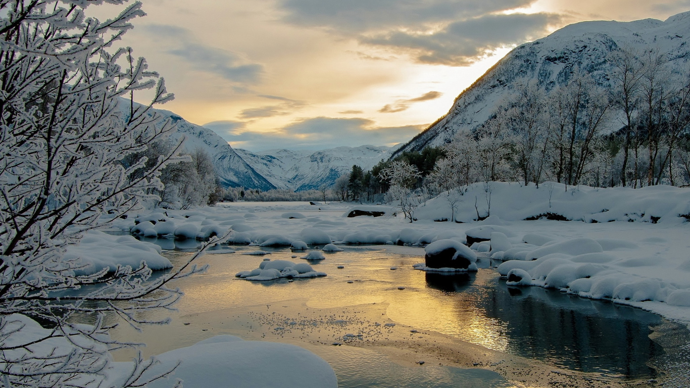 Schneebedecktes Feld Und Berge Tagsüber. Wallpaper in 1366x768 Resolution