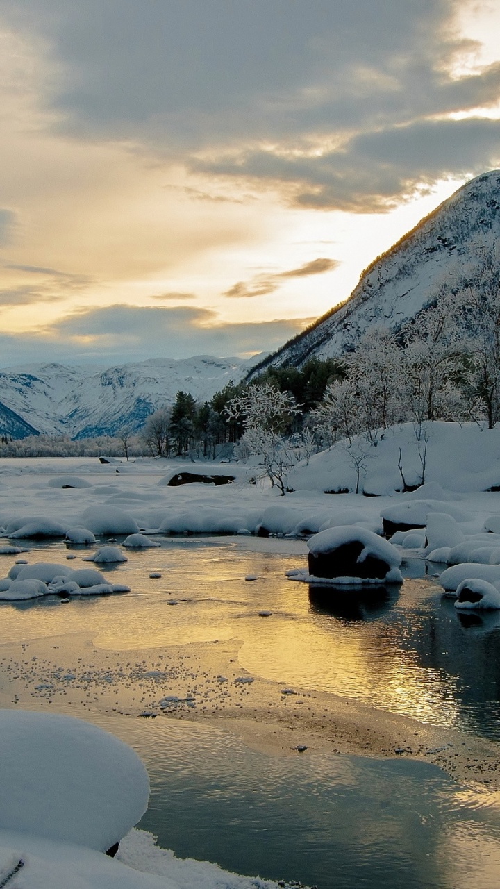 Snow Covered Field and Mountains During Daytime. Wallpaper in 720x1280 Resolution