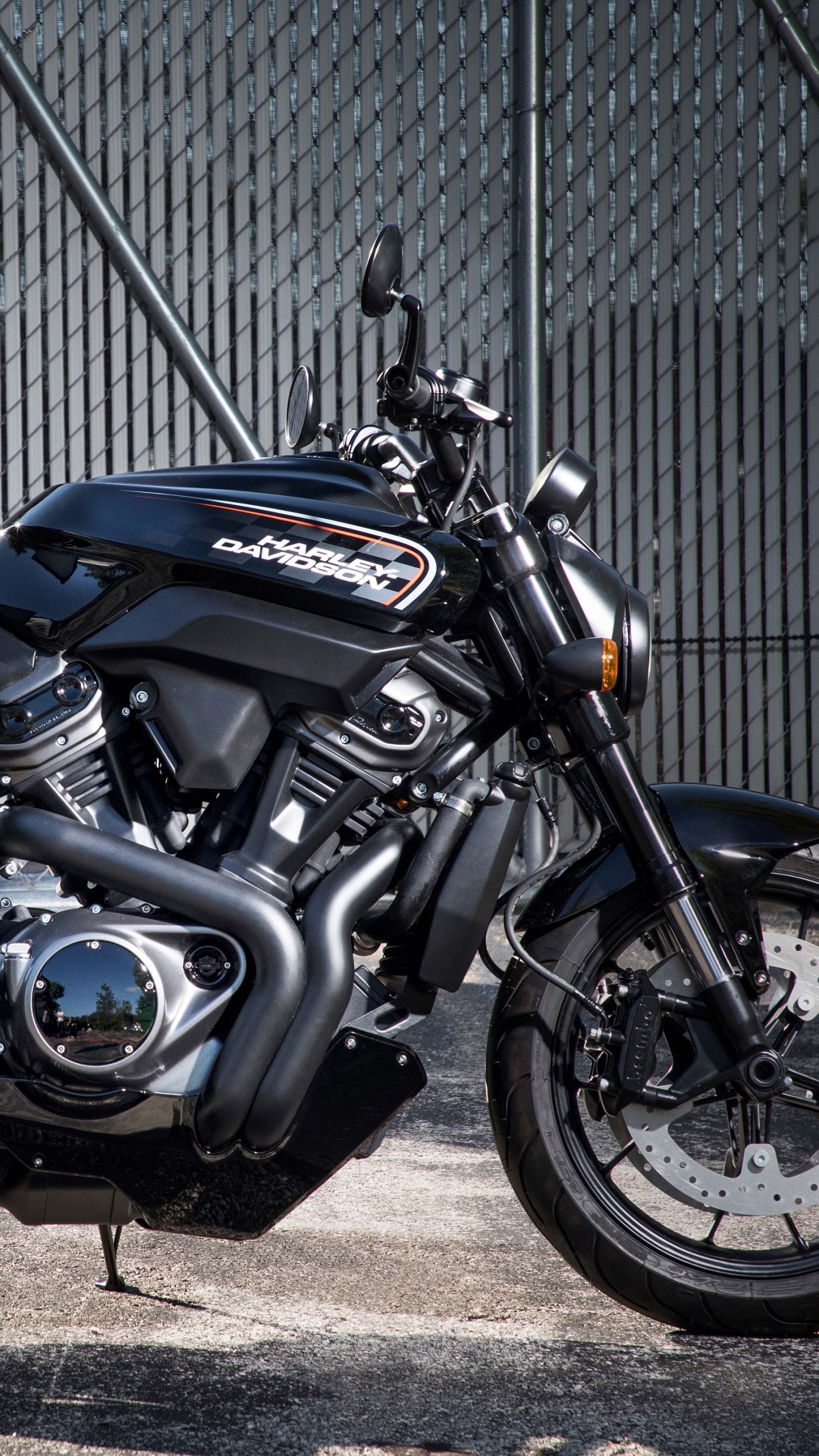 Schwarz-blaues Cruiser-Motorrad. Wallpaper in 1080x1920 Resolution