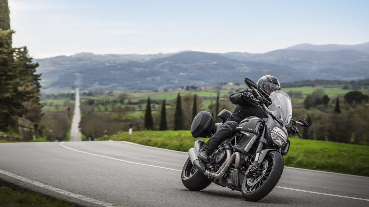 Motocicleta Negra en la Carretera Durante el Día. Wallpaper in 1280x720 Resolution