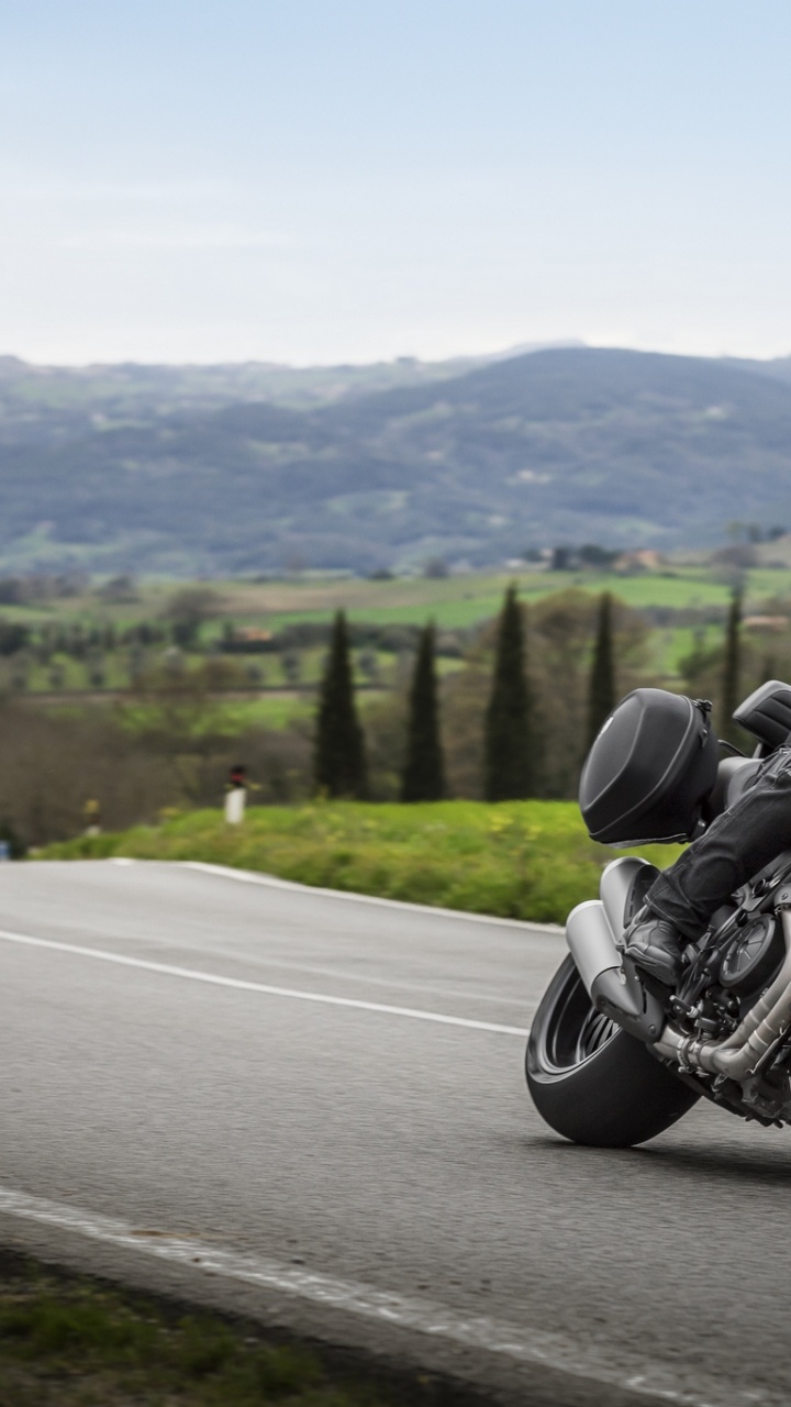 Motocicleta Negra en la Carretera Durante el Día. Wallpaper in 720x1280 Resolution