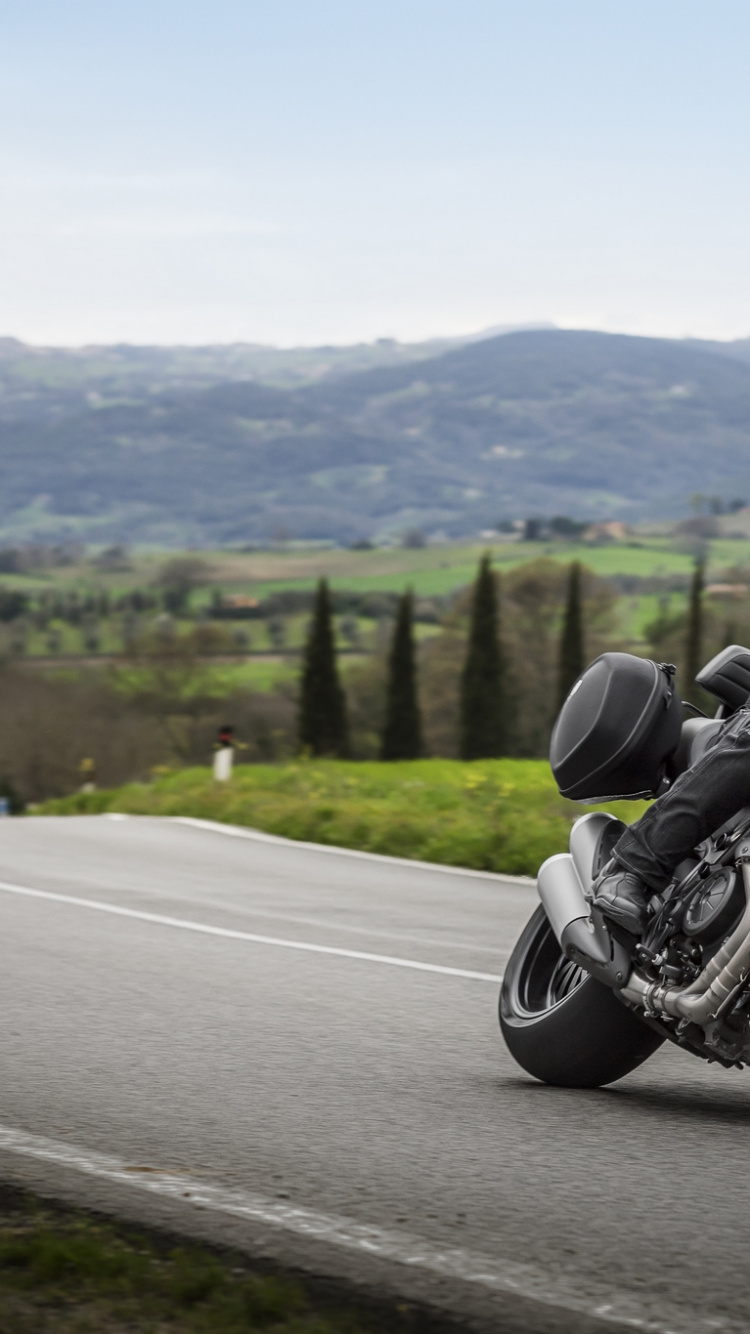 Motocicleta Negra en la Carretera Durante el Día. Wallpaper in 750x1334 Resolution