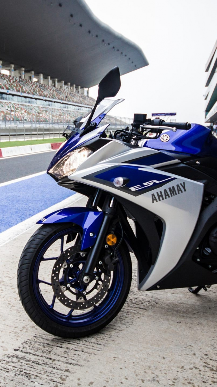 Bicicleta Deportiva Azul y Negra Estacionada en la Carretera. Wallpaper in 750x1334 Resolution