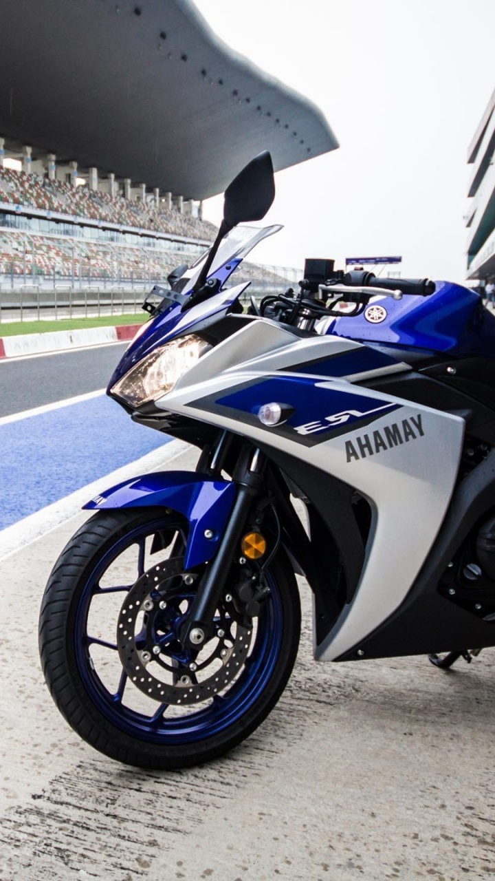 Vélo de Sport Bleu et Noir Garé Sur Route. Wallpaper in 720x1280 Resolution