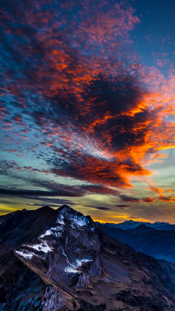 Montagne Couverte de Neige Sous Ciel Orange et Bleu. Wallpaper in 720x1280 Resolution