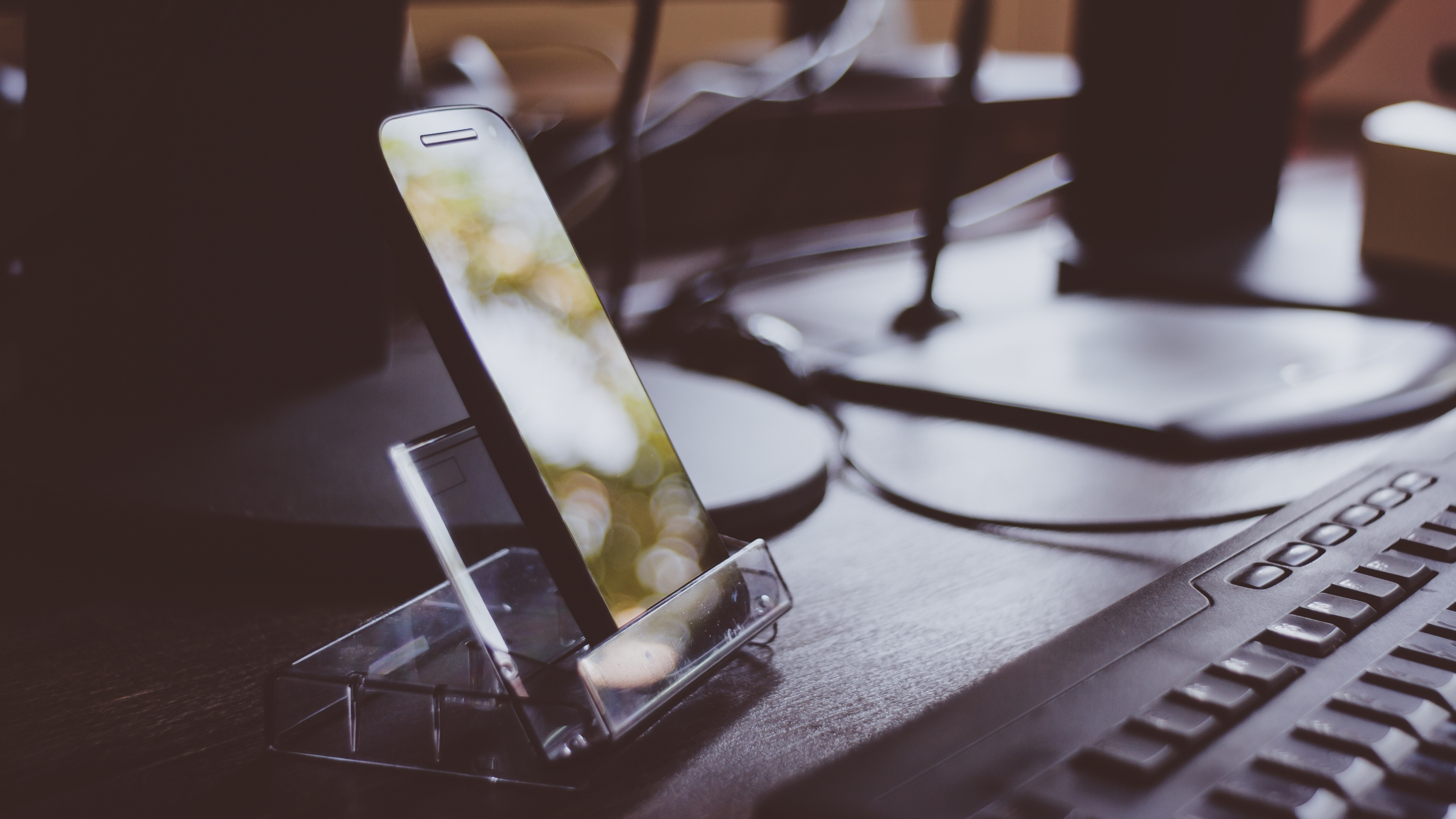 Silbernes IPhone 6 Auf Dem Tisch. Wallpaper in 3840x2160 Resolution