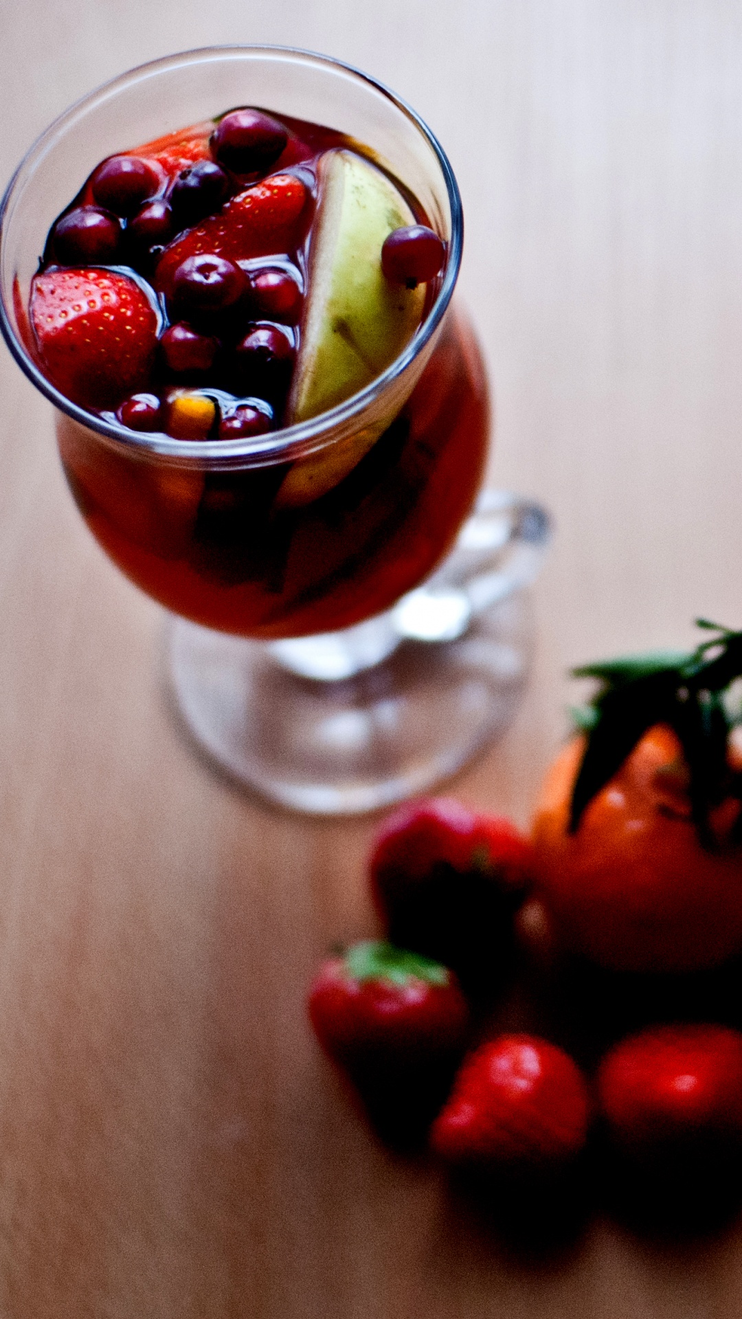 Cerises Rouges Dans Une Tasse en Verre Transparent. Wallpaper in 1080x1920 Resolution