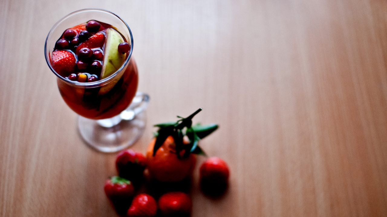 Cerises Rouges Dans Une Tasse en Verre Transparent. Wallpaper in 1280x720 Resolution