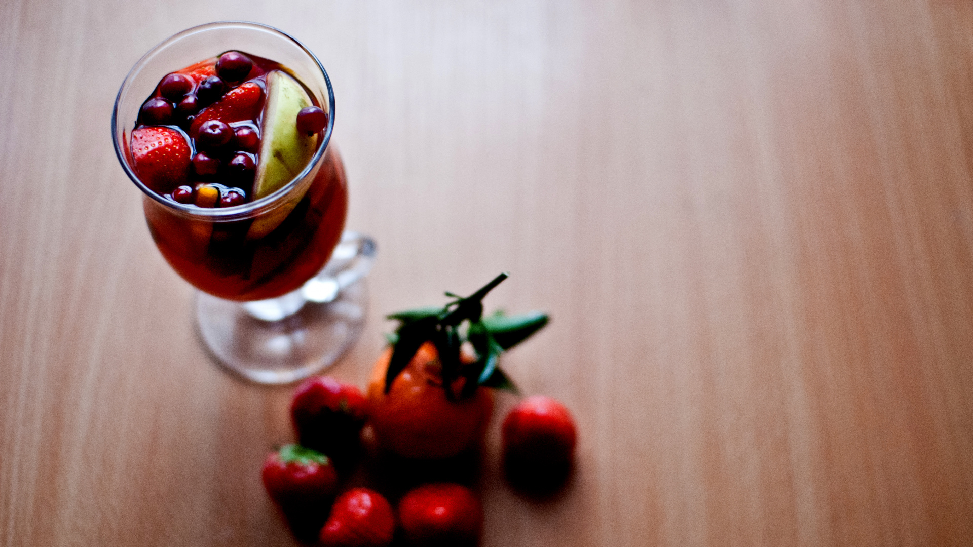 Cerises Rouges Dans Une Tasse en Verre Transparent. Wallpaper in 1920x1080 Resolution