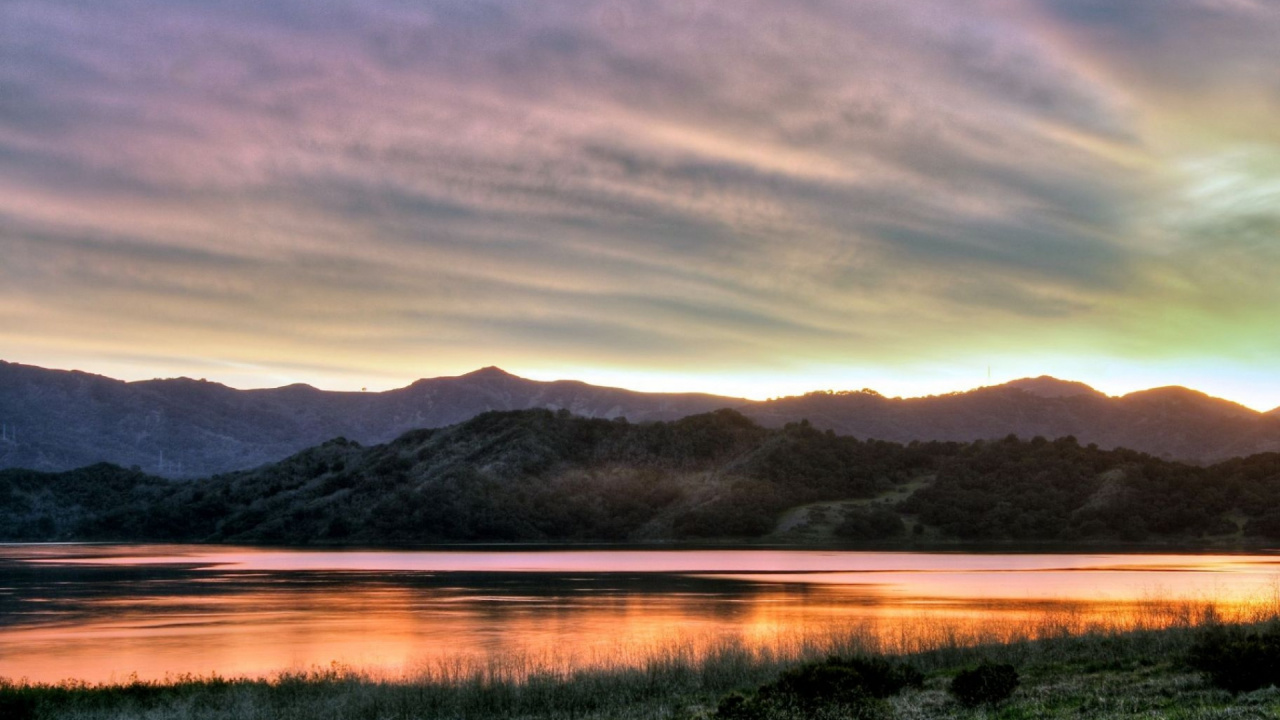 Green Grass Field Near Lake and Mountains During Daytime. Wallpaper in 1280x720 Resolution