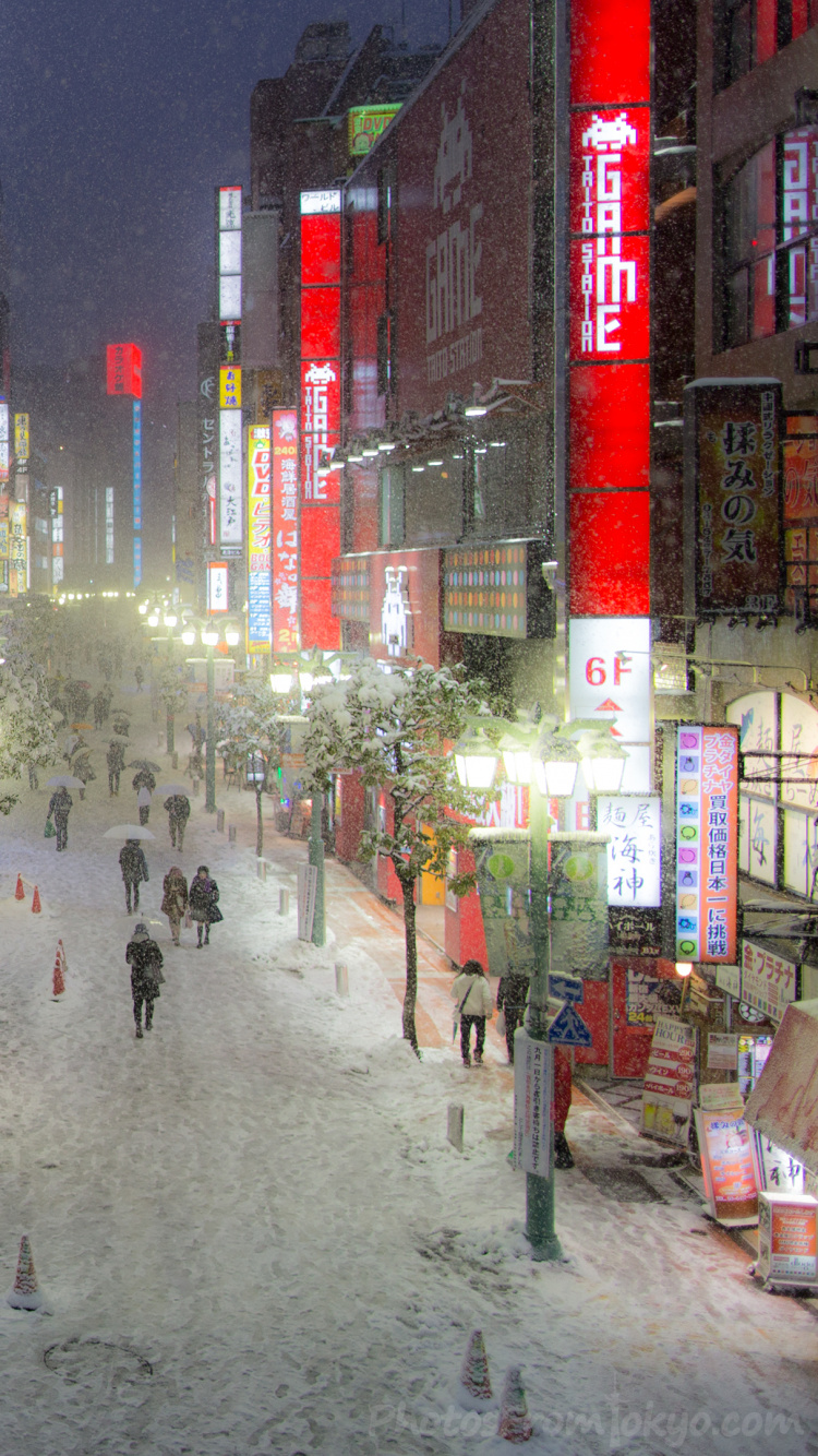 People Walking on Street During Nighttime. Wallpaper in 750x1334 Resolution