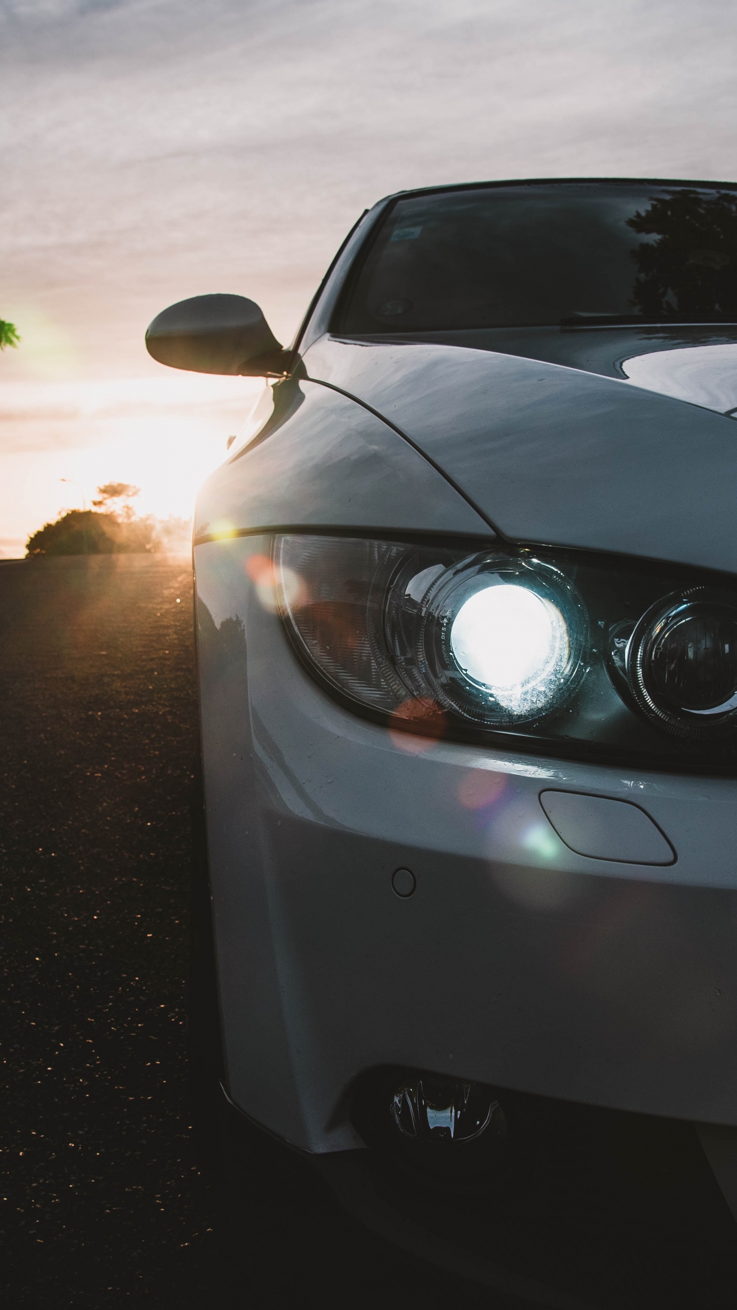 Voiture Bmw Grise Sur Route Pendant le Coucher du Soleil. Wallpaper in 1440x2560 Resolution