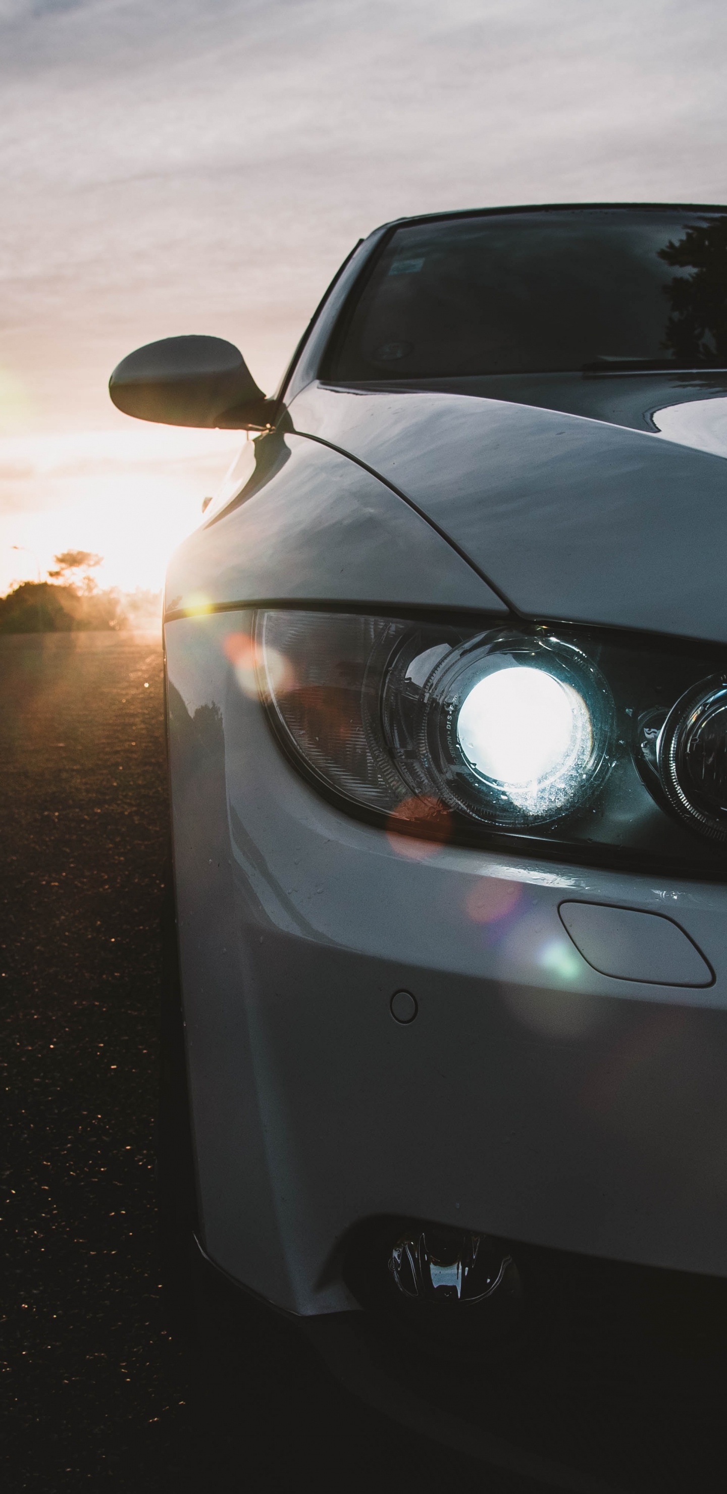 Voiture Bmw Grise Sur Route Pendant le Coucher du Soleil. Wallpaper in 1440x2960 Resolution