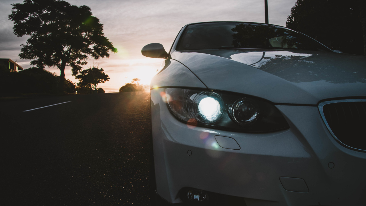 Graues Bmw-auto Auf Der Straße Bei Sonnenuntergang. Wallpaper in 1280x720 Resolution