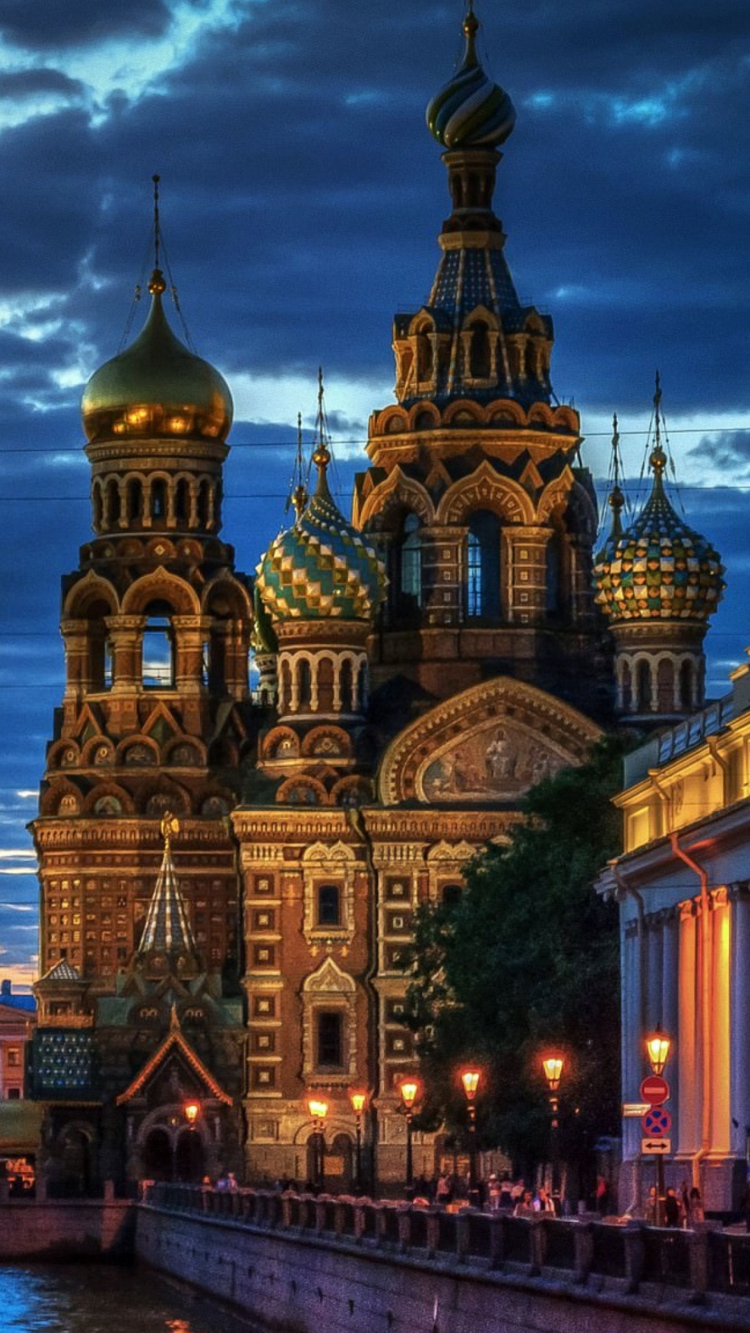 Edificio de Hormigón Marrón y Beige Cerca Del Río Durante el Día. Wallpaper in 1080x1920 Resolution