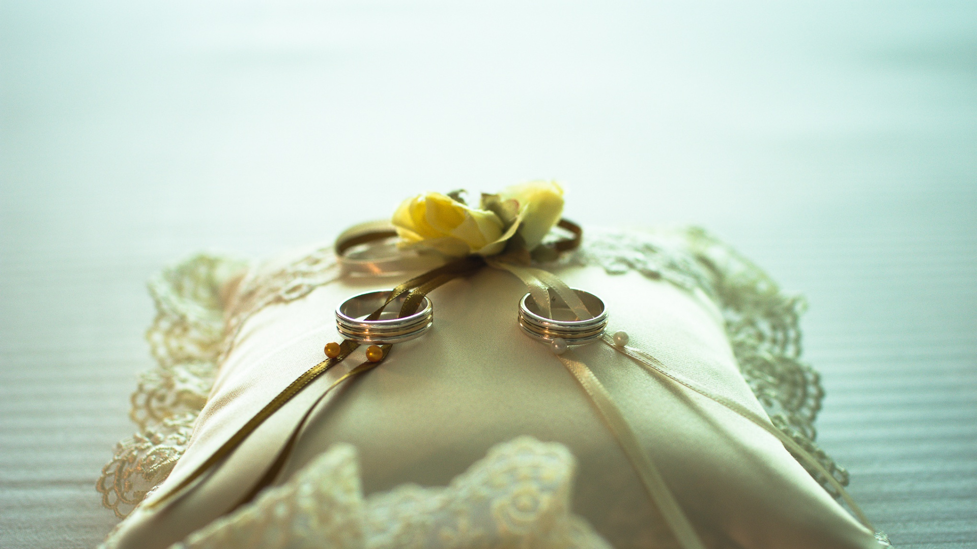 Anillo, Anillo de Bodas, Boda, Almohada, Amarillo. Wallpaper in 1920x1080 Resolution