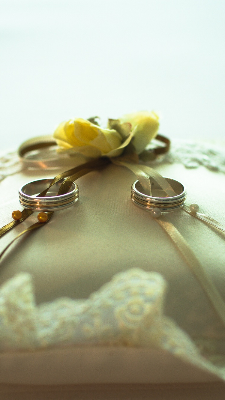 Anillo, Anillo de Bodas, Boda, Almohada, Amarillo. Wallpaper in 750x1334 Resolution