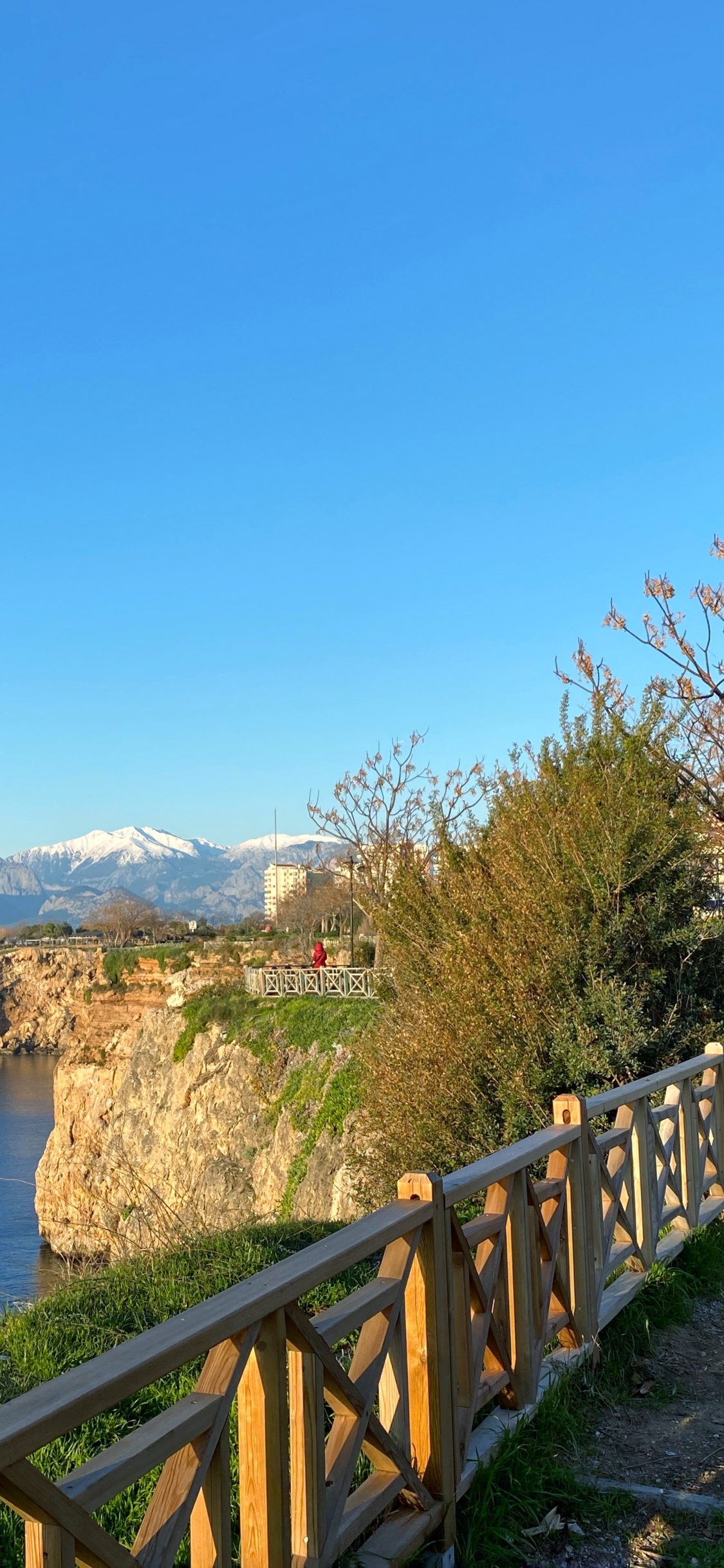 Mount Scenery, Water, Plant, Azure, Fence. Wallpaper in 1125x2436 Resolution