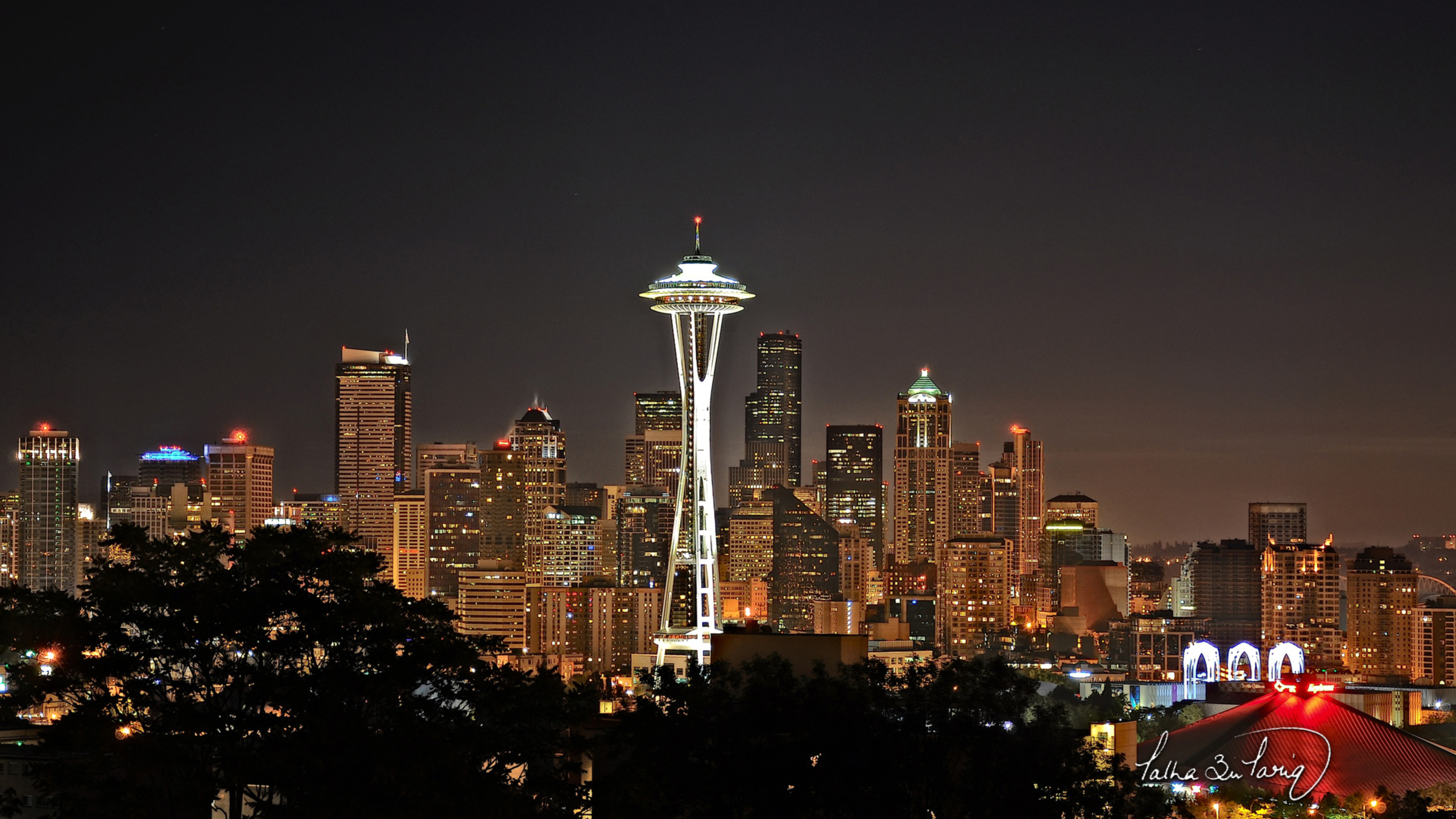 Tour Blanche et Noire Pendant la Nuit. Wallpaper in 2560x1440 Resolution