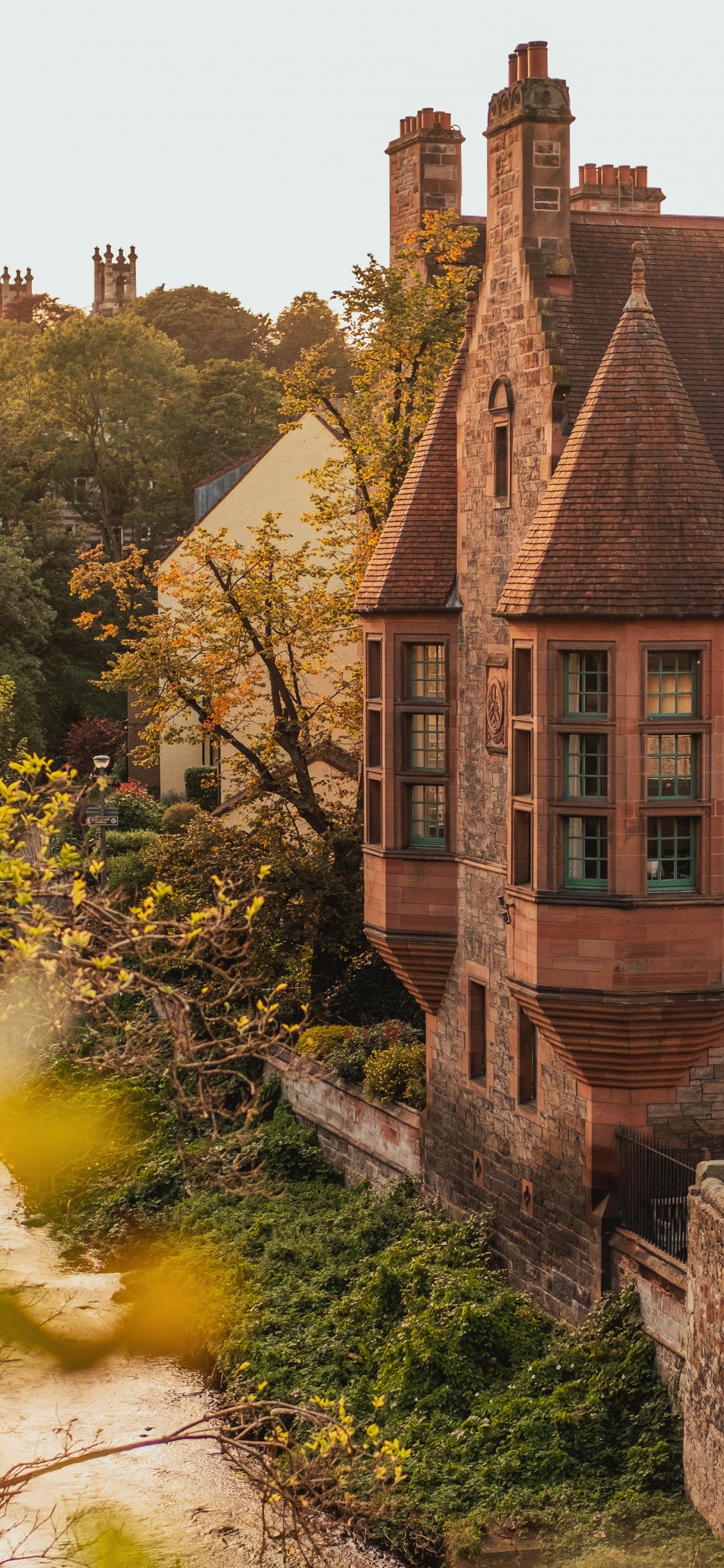 Braunes Backsteinhaus Auf Grüner Wiese. Wallpaper in 1125x2436 Resolution