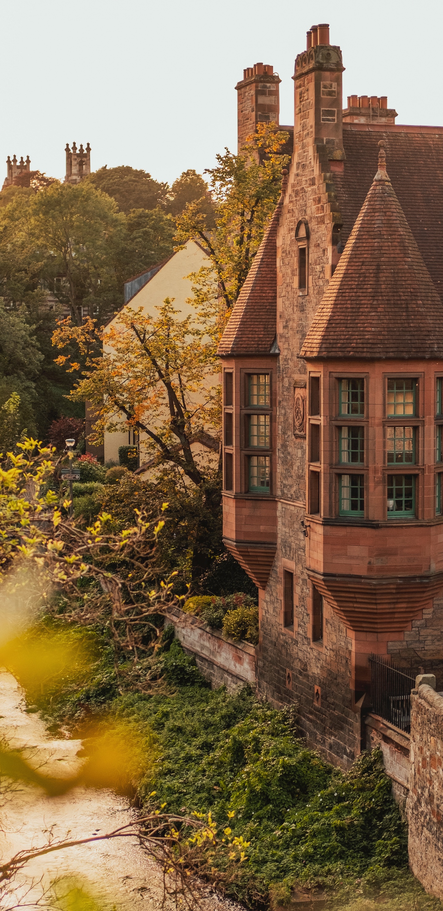 Braunes Backsteinhaus Auf Grüner Wiese. Wallpaper in 1440x2960 Resolution