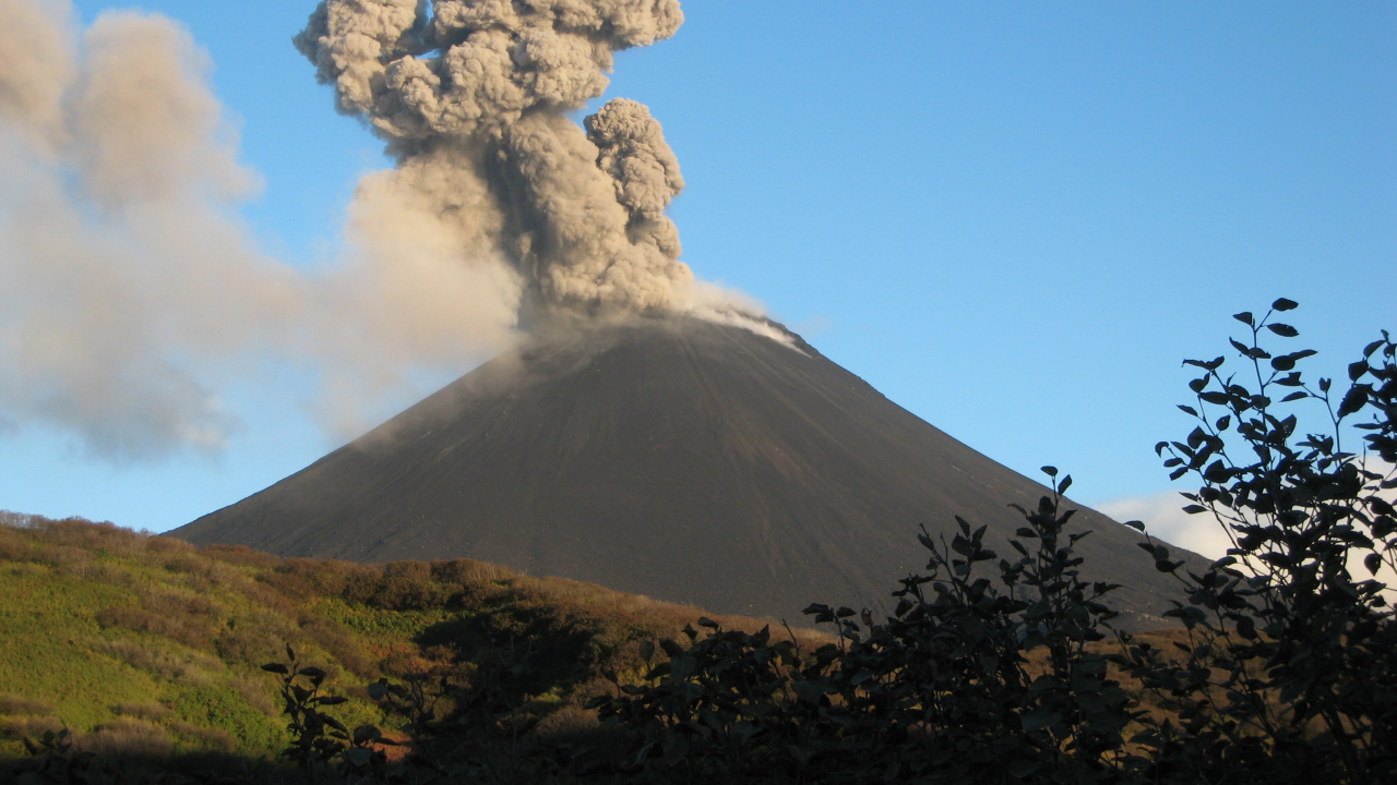 Tagsüber Braun-weißer Berg Unter Blauem Himmel Sky. Wallpaper in 1280x720 Resolution