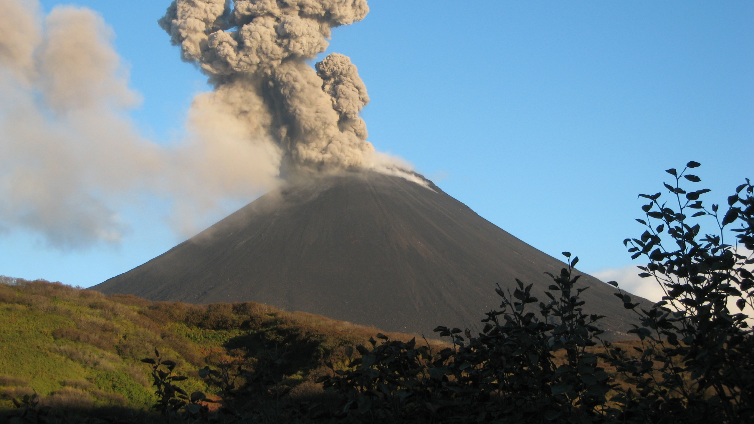Tagsüber Braun-weißer Berg Unter Blauem Himmel Sky. Wallpaper in 2560x1440 Resolution