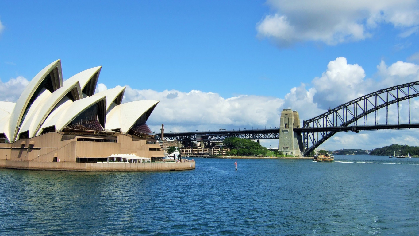 Weißes Boot Auf Gewässer in Der Nähe Der Brücke Tagsüber During. Wallpaper in 1366x768 Resolution
