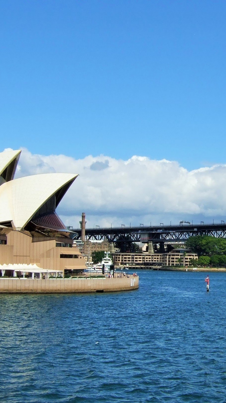 Weißes Boot Auf Gewässer in Der Nähe Der Brücke Tagsüber During. Wallpaper in 750x1334 Resolution