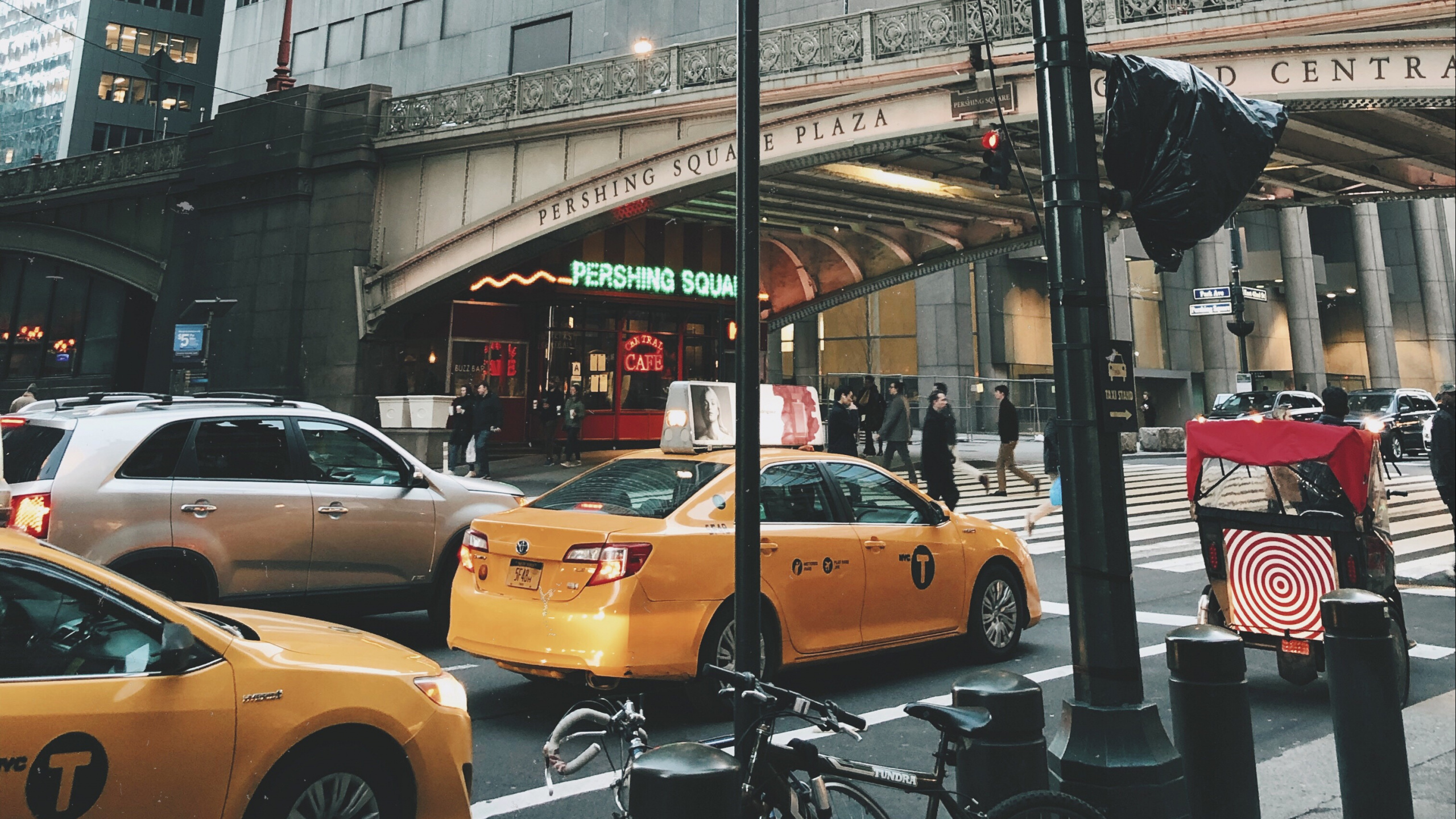 Coches en la Carretera Cerca de Edificios de Gran Altura Durante el Día. Wallpaper in 2560x1440 Resolution