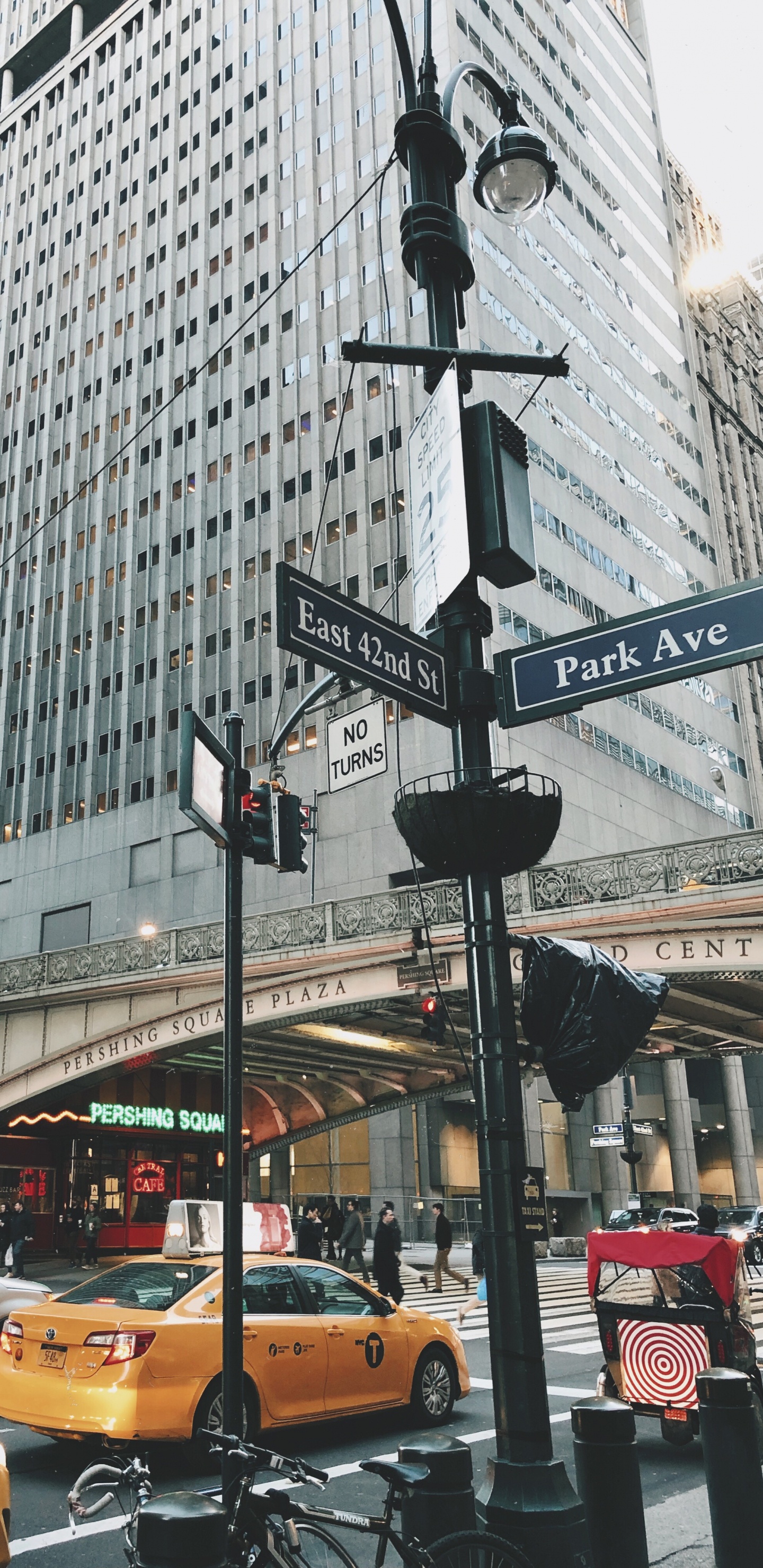 Voitures Sur Route Près Des Immeubles de Grande Hauteur Pendant la Journée. Wallpaper in 1440x2960 Resolution