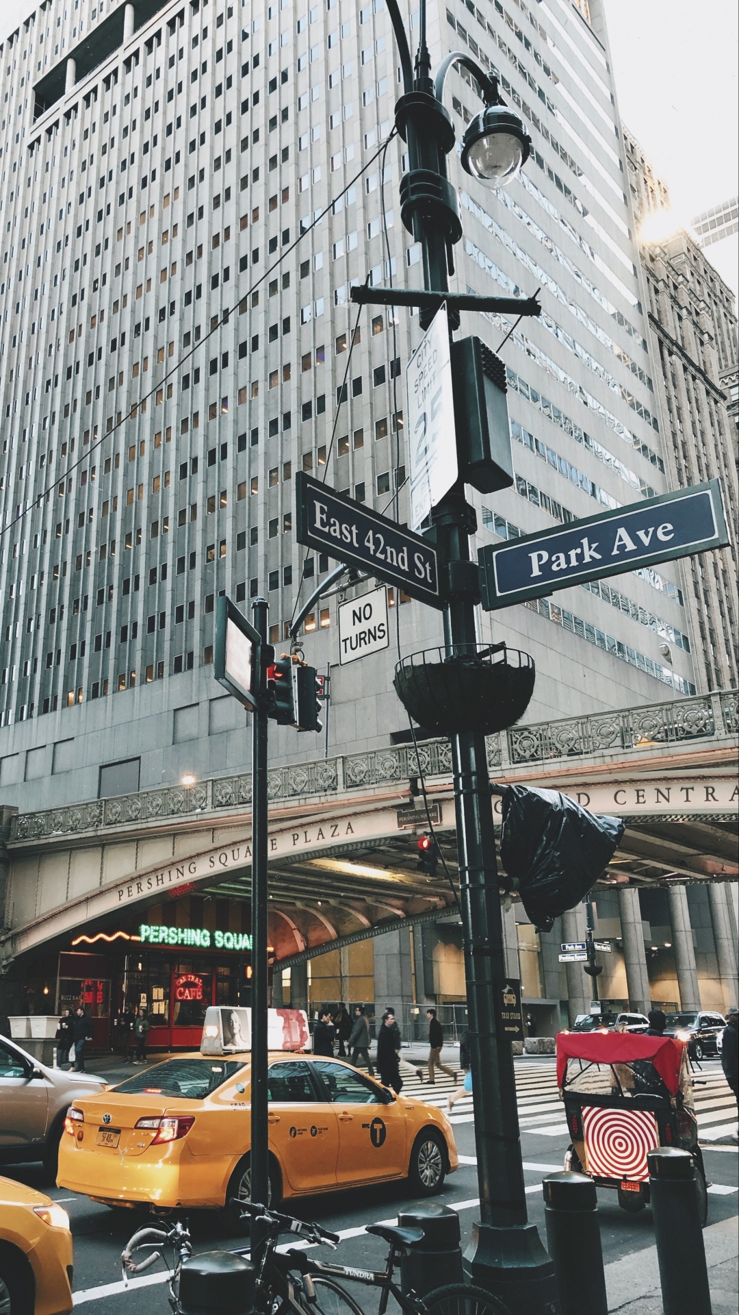 Autos Auf Der Straße in Der Nähe Von Hochhäusern Tagsüber. Wallpaper in 1080x1920 Resolution