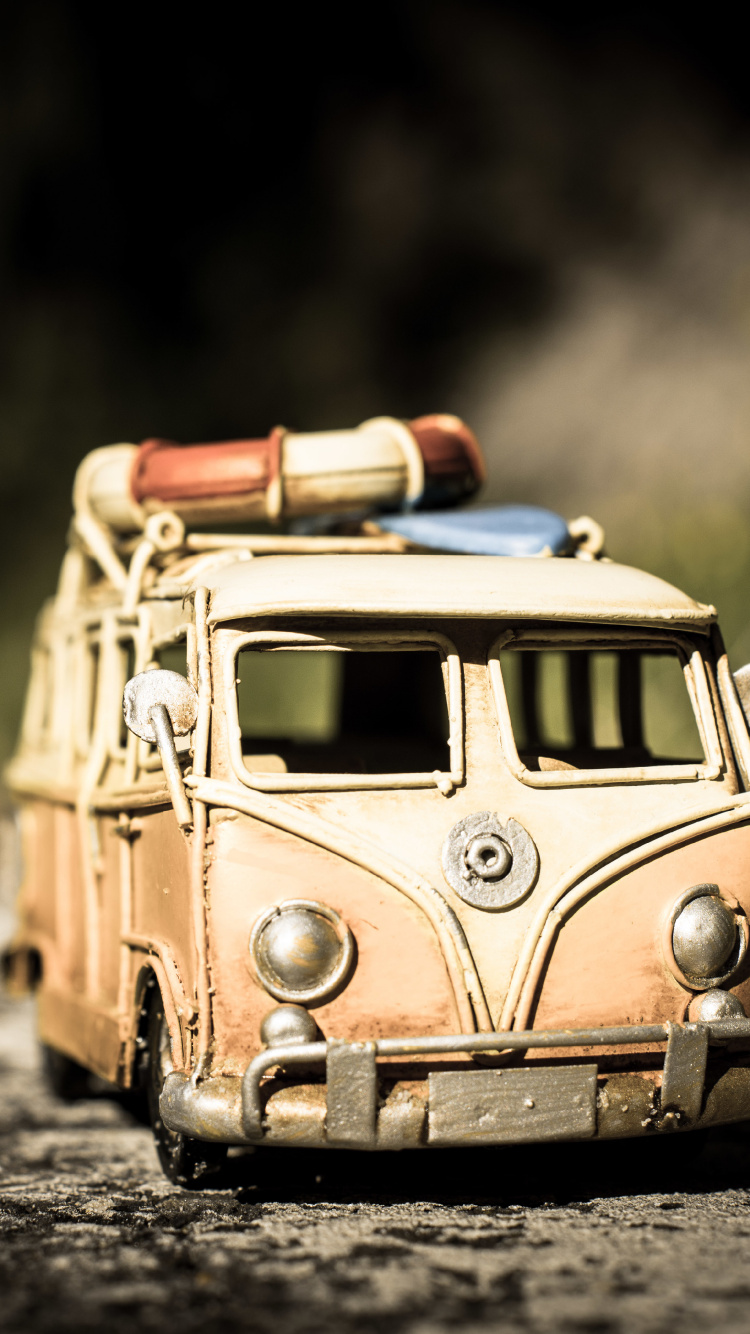Modèle Réduit de Camionnette Jaune Volkswagen T-2. Wallpaper in 750x1334 Resolution