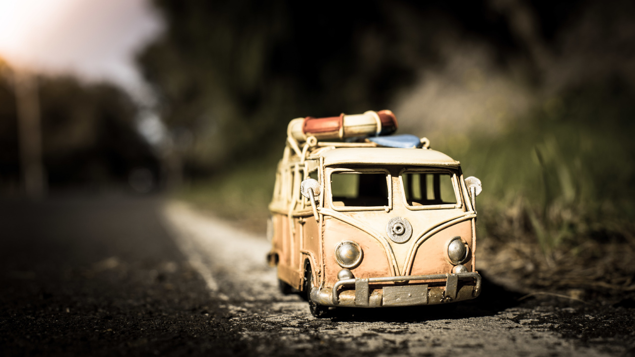 Yellow Volkswagen T-2 Van Scale Model. Wallpaper in 1280x720 Resolution