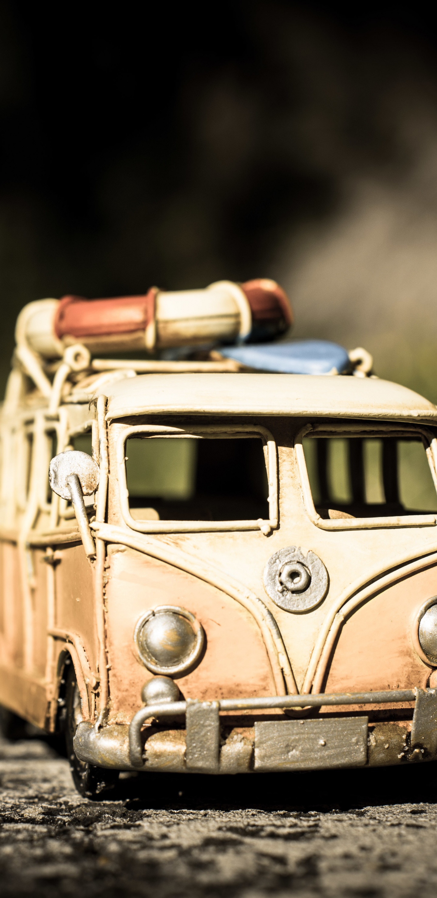 Amarillo Volkswagen T-2 Van Modelo a Escala. Wallpaper in 1440x2960 Resolution