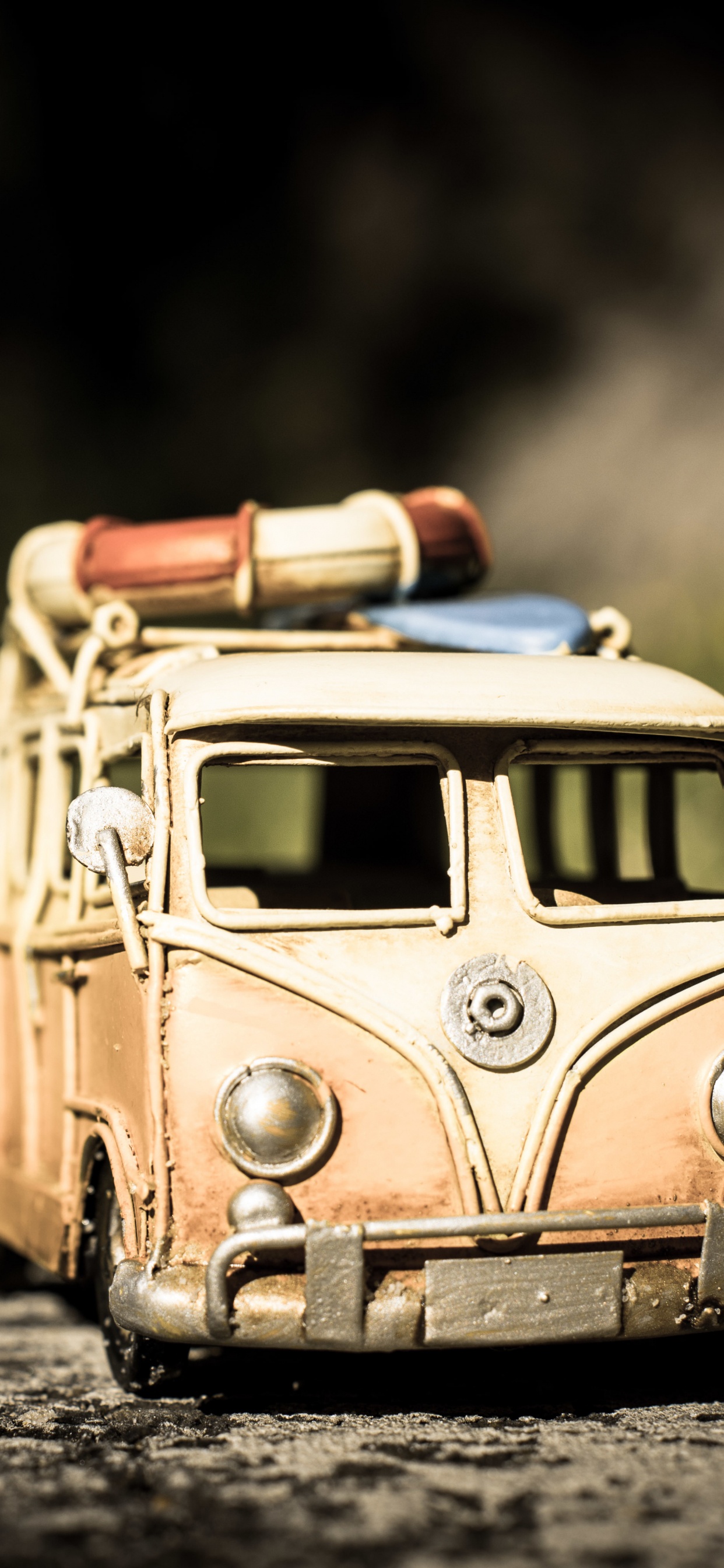 Gelber Volkswagen T-2 Maßstabsgetreues Modell. Wallpaper in 1242x2688 Resolution