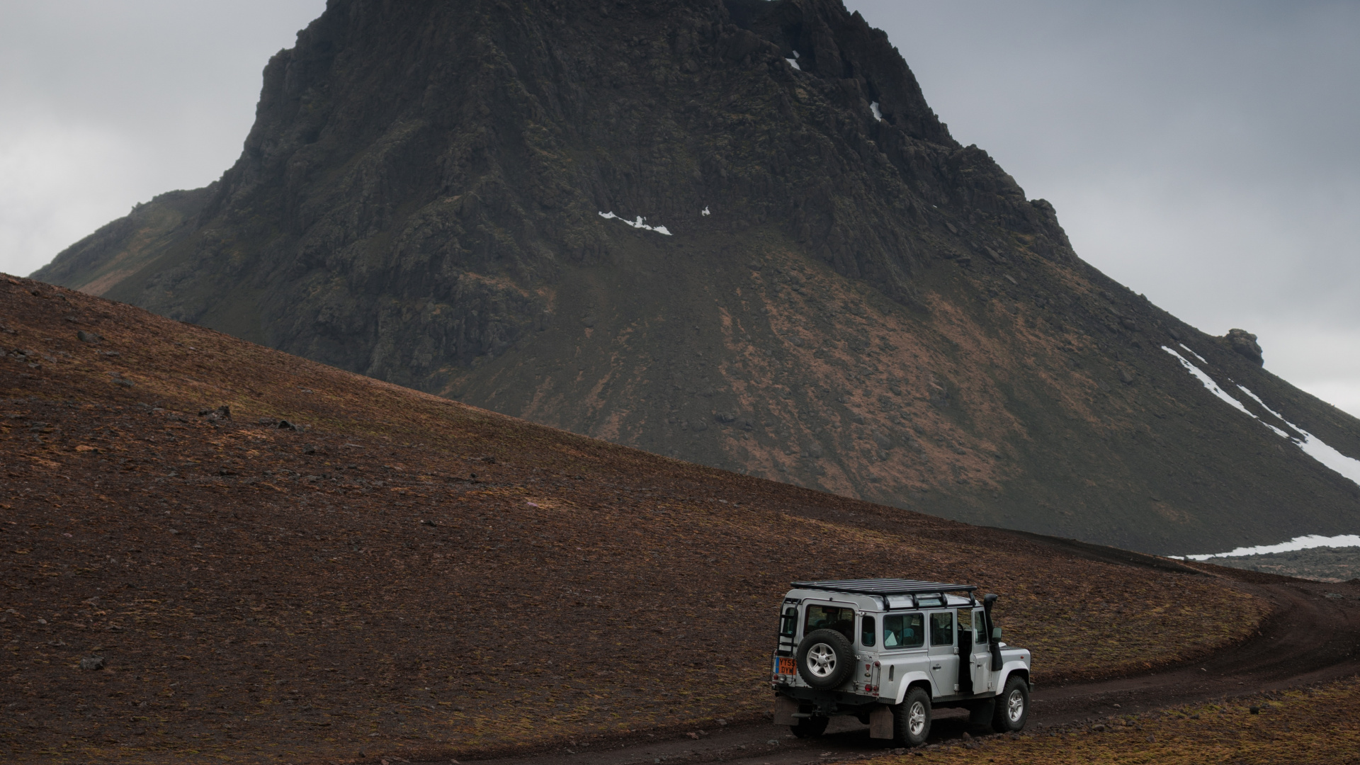White Suv on Brown Field Near Mountain Under White Sky During Daytime. Wallpaper in 1920x1080 Resolution