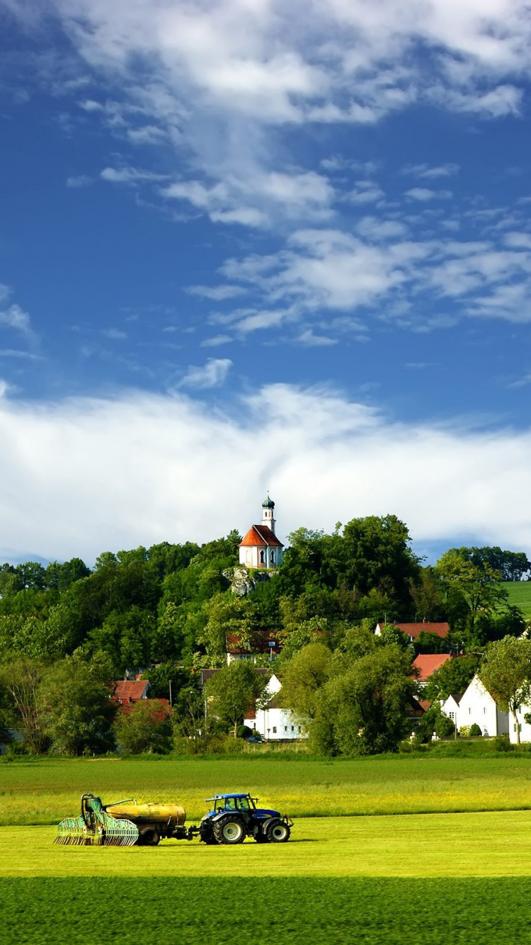 Leute, Die Tagsüber Auf Einem Golfwagen Auf Einer Grünen Wiese Unter Blauem Himmel Fahren. Wallpaper in 750x1334 Resolution
