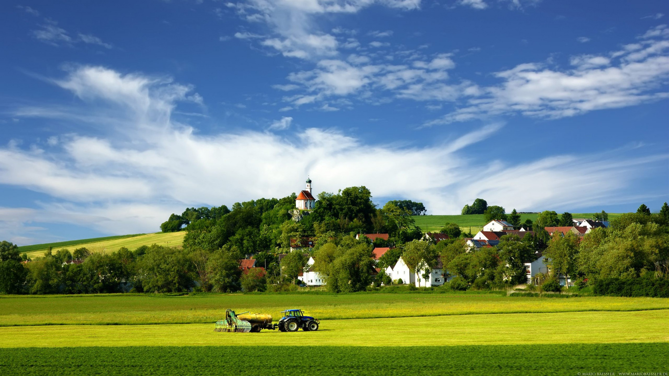 Personnes à Cheval Sur Une Voiturette de Golf Sur un Terrain D'herbe Verte Sous un Ciel Bleu Pendant la Journée. Wallpaper in 1366x768 Resolution