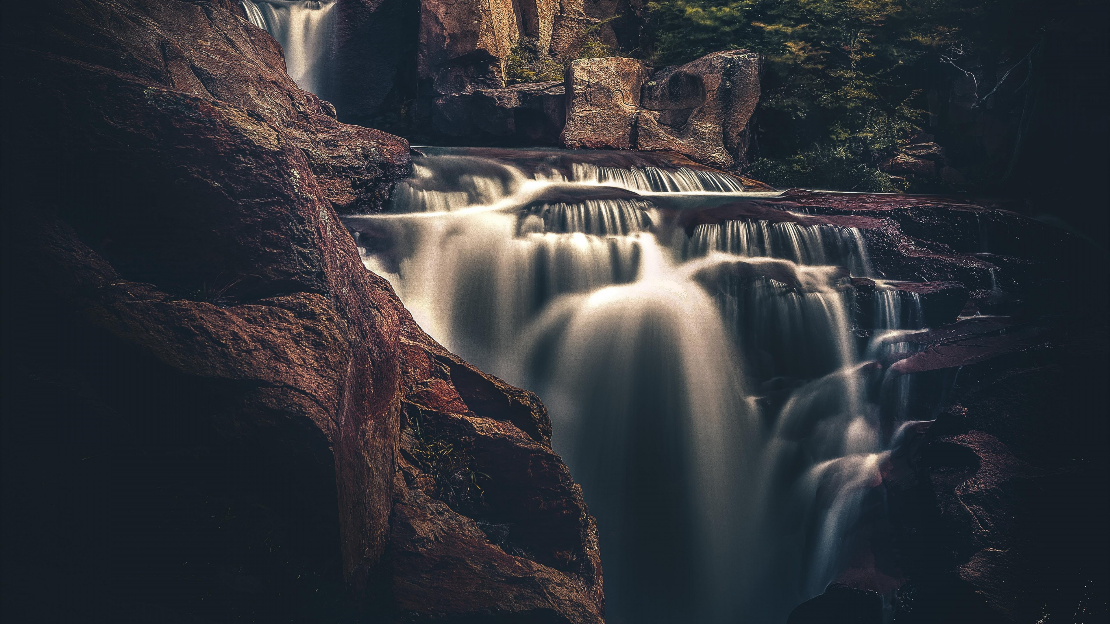 Cascades Dans la Montagne Rocheuse Brune Pendant la Journée. Wallpaper in 3840x2160 Resolution
