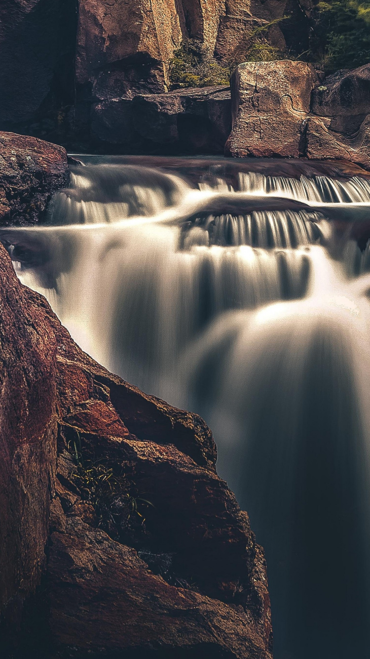 Cascades Dans la Montagne Rocheuse Brune Pendant la Journée. Wallpaper in 750x1334 Resolution