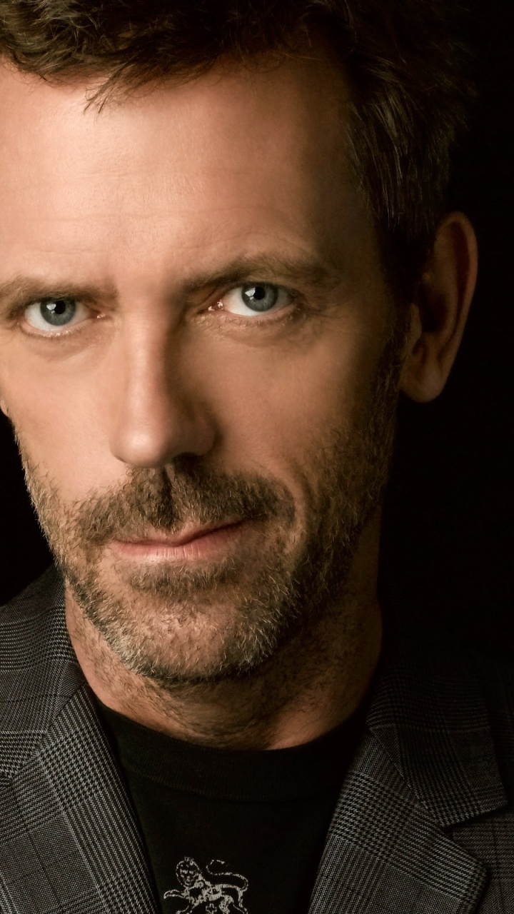 Hombre Con Camisa Negra de Cuello Redondo y Blazer Gris. Wallpaper in 720x1280 Resolution