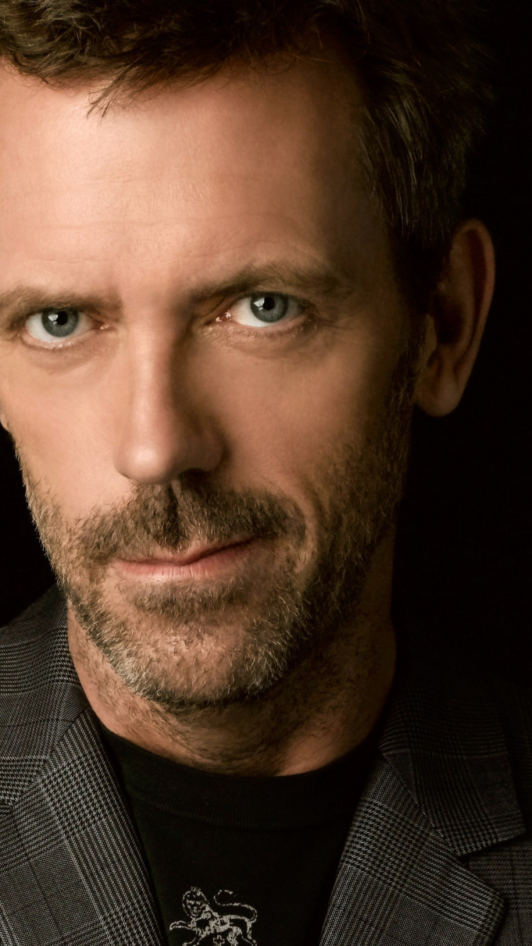 Hombre Con Camisa Negra de Cuello Redondo y Blazer Gris. Wallpaper in 750x1334 Resolution