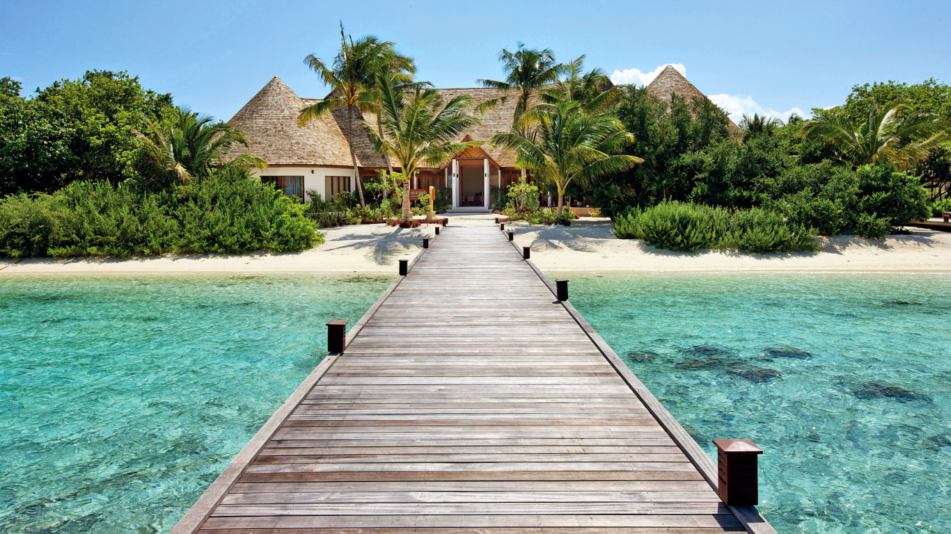 Brown Wooden Dock Near Body of Water During Daytime. Wallpaper in 1366x768 Resolution