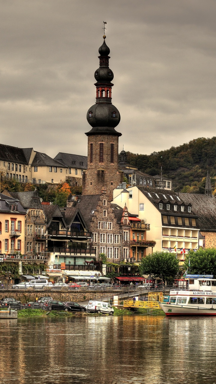 Bâtiment en Béton Marron et Blanc Près D'un Plan D'eau Pendant la Journée. Wallpaper in 720x1280 Resolution