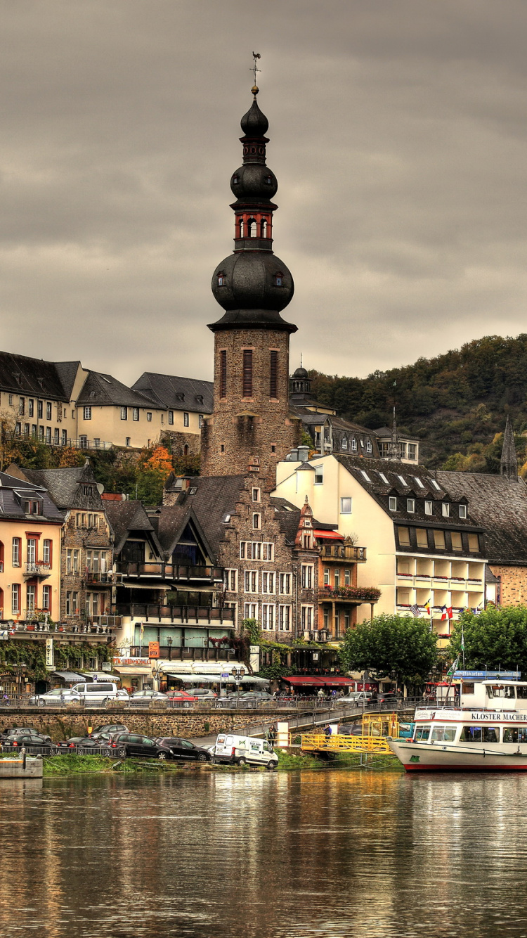 Bâtiment en Béton Marron et Blanc Près D'un Plan D'eau Pendant la Journée. Wallpaper in 750x1334 Resolution