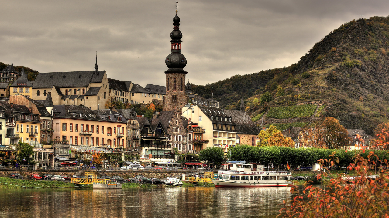 Braunes Und Weißes Betongebäude in Der Nähe Eines Gewässers Tagsüber. Wallpaper in 1280x720 Resolution