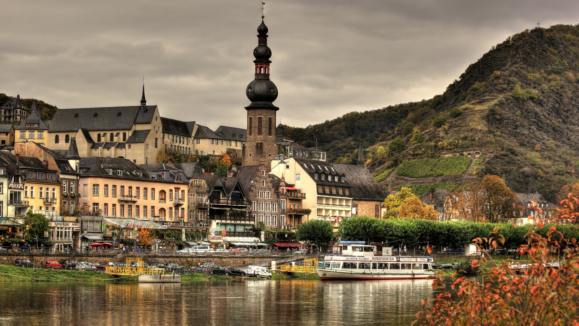 Braunes Und Weißes Betongebäude in Der Nähe Eines Gewässers Tagsüber. Wallpaper in 1920x1080 Resolution